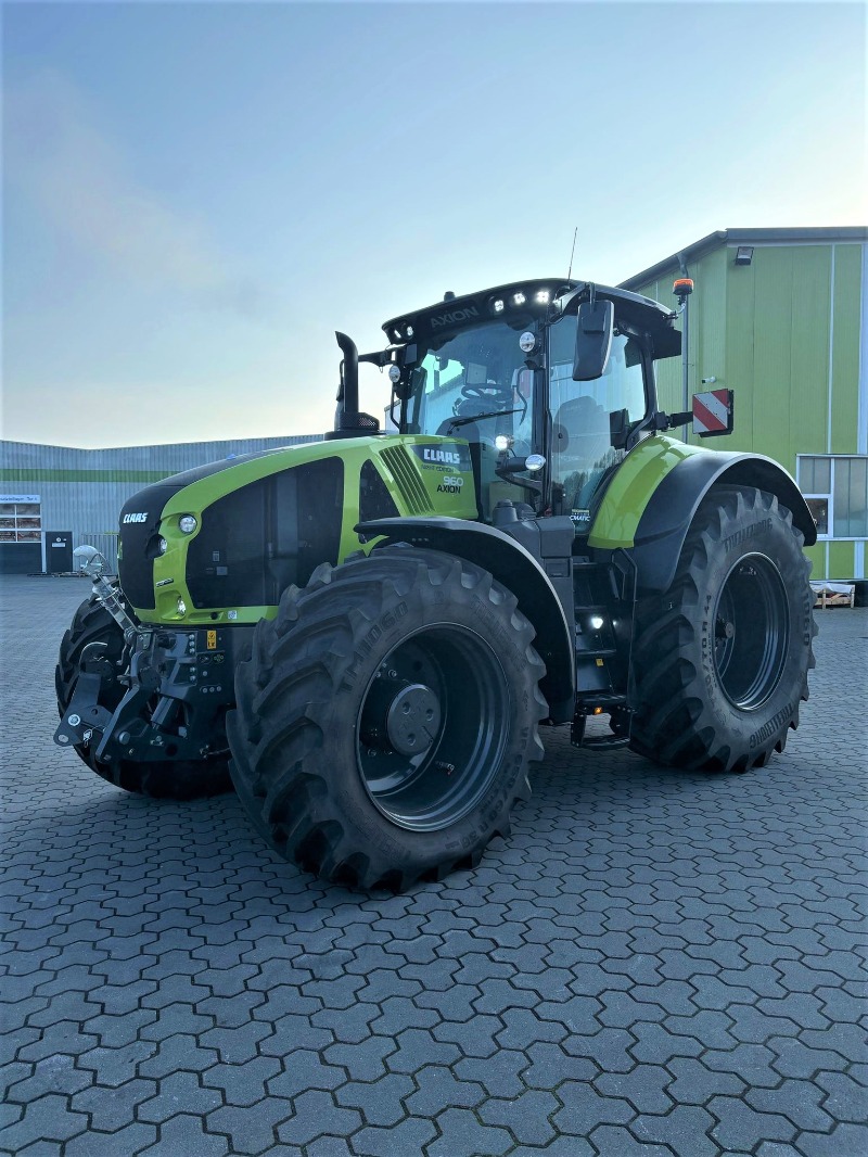 CLAAS Axion 960 CMATIC Night Edition - Tractor