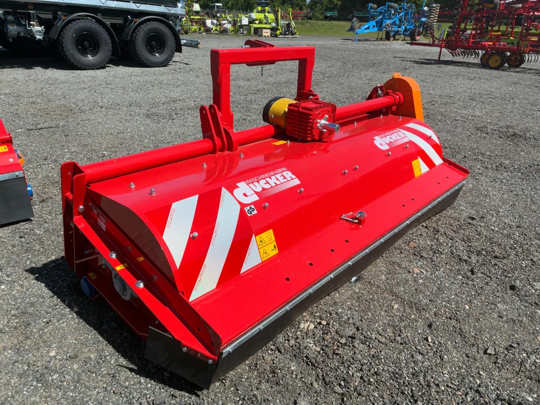 DÃ¼cker UM 27 Front - TecnologÃ­a para jardines + tecnologÃ­a municipal - Mulcher