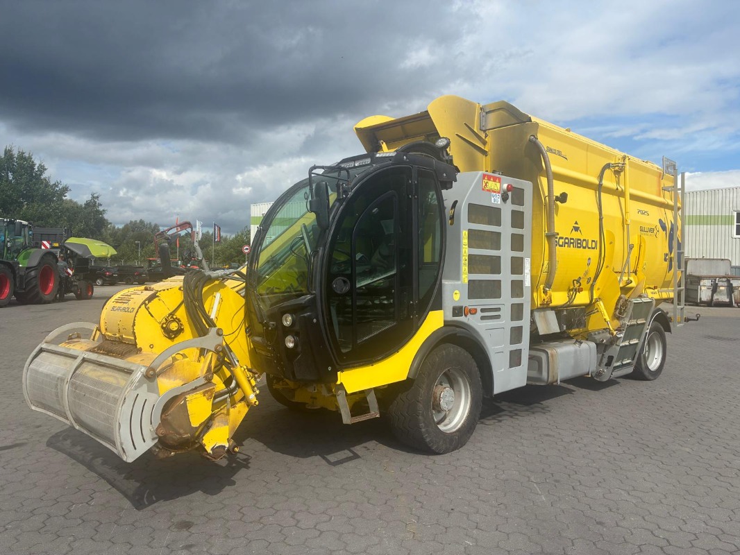 Sgariboldi Gulliver 7025 mit Häcksler - Fütterungstechnik - Selbstfahrer Futtermischwagen