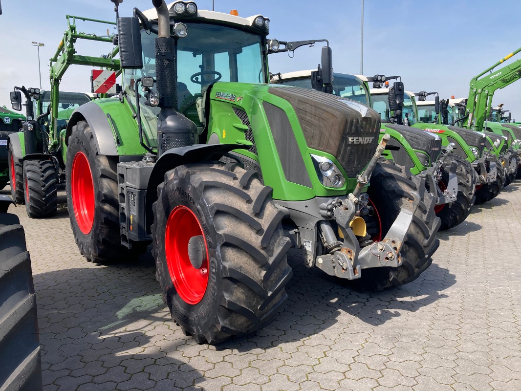 Fendt 828 Vario S4 Profi Plus - Tractor