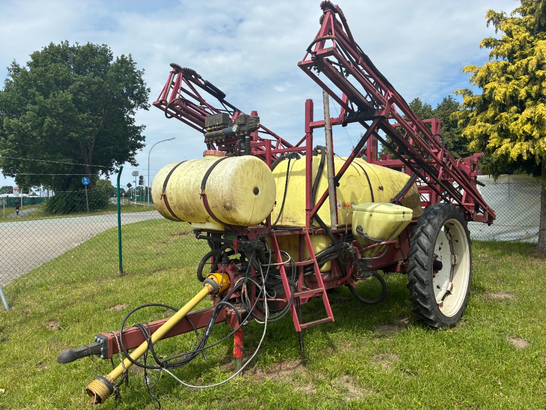 Hardi TZY 2400 - Düngung/Pflanzenschutztechnik/Pflege - Anhängespritze
